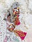Boucles d'oreilles carrées avec oiseaux, strass et pompons roses.