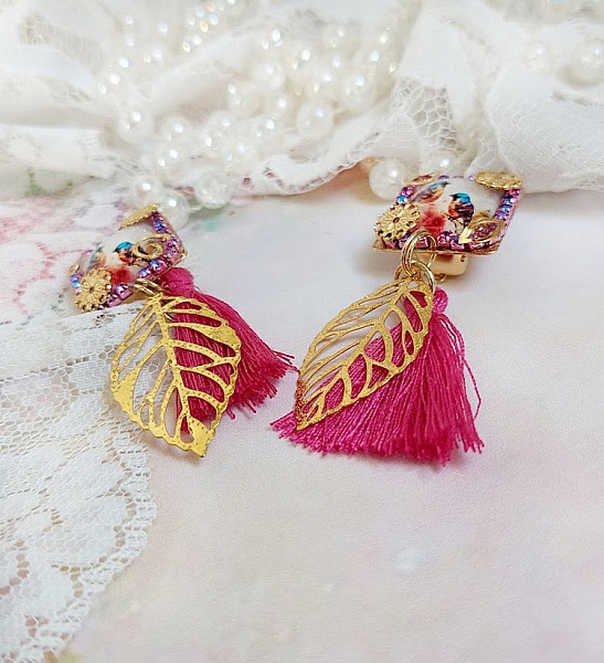 Boucles d'oreilles clips carrées avec oiseaux, pompons et feuilles dorées.