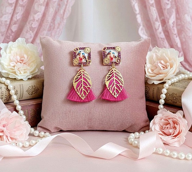 Boucles d'oreilles carrées avec oiseaux, pompons roses et strass.
