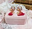 Boucles d'oreilles carrées avec oiseaux, pompons roses et breloques dorées.