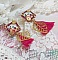 Boucles d'oreilles carrées avec motifs oiseaux, pompons et feuilles dorées.
