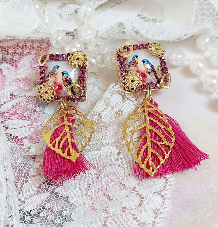 Boucles d'oreilles carrées avec oiseaux, strass et pompons roses.