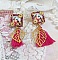 Boucles d'oreilles carrées avec oiseaux, strass et pompons roses.