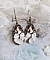 Boucles d'oreilles pendantes style Shabby Chic avec cabochons et cristaux.