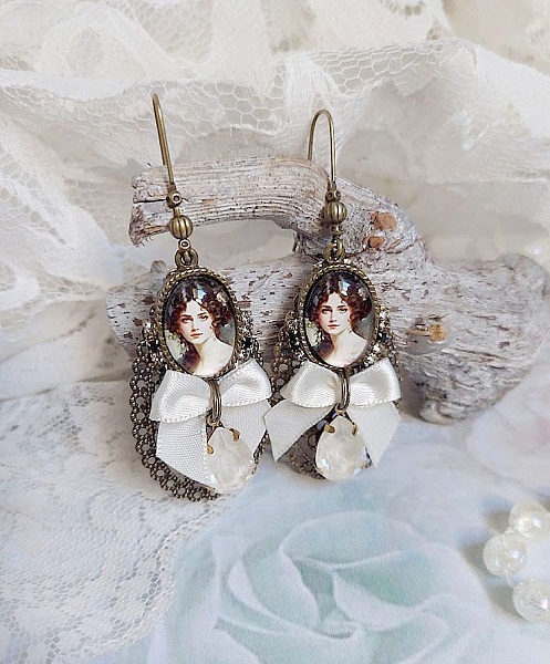 Boucles d'oreilles pendantes style Shabby Chic avec cabochons et cristaux.