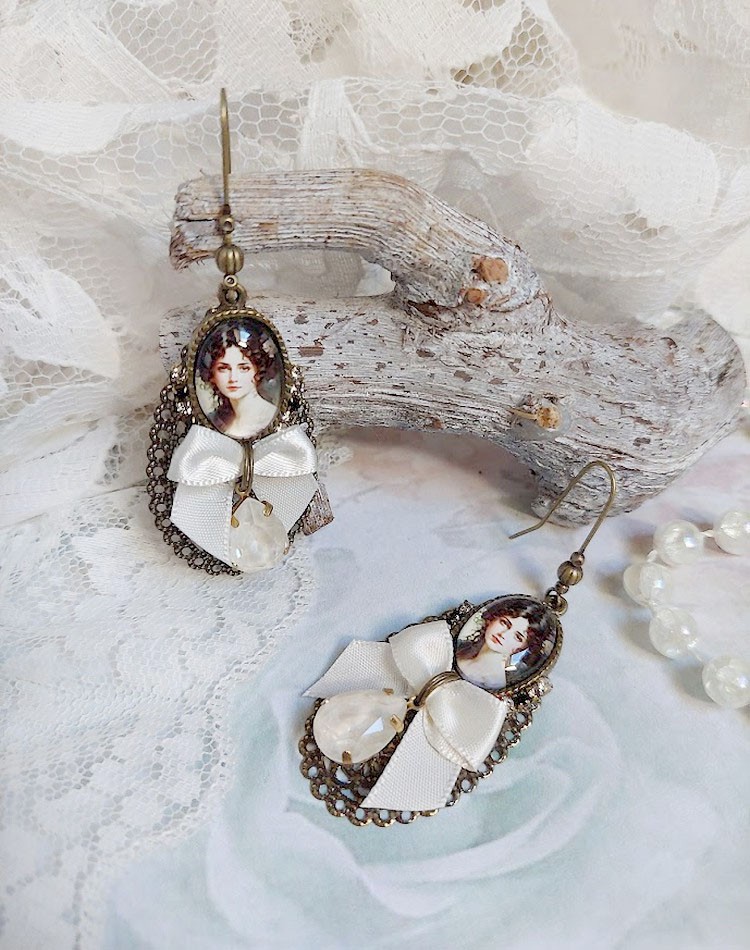 Boucles d'oreilles pendantes style Shabby Chic avec cabochons portraits.