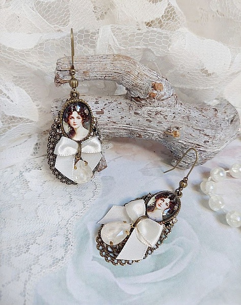 Boucles d'oreilles pendantes style Shabby Chic avec cabochons portraits.