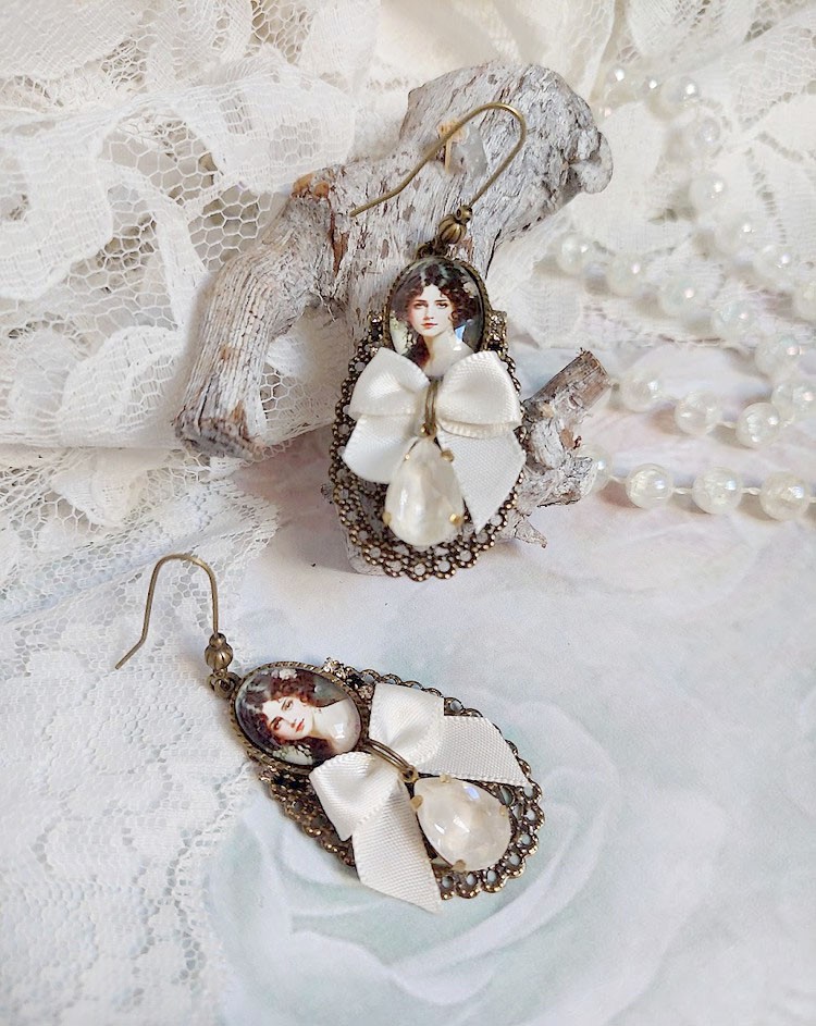Boucles d'oreilles pendantes style shabby chic avec cabochons vintage.