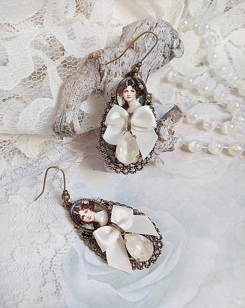 Boucles d'oreilles pendantes style shabby chic avec cabochons vintage.