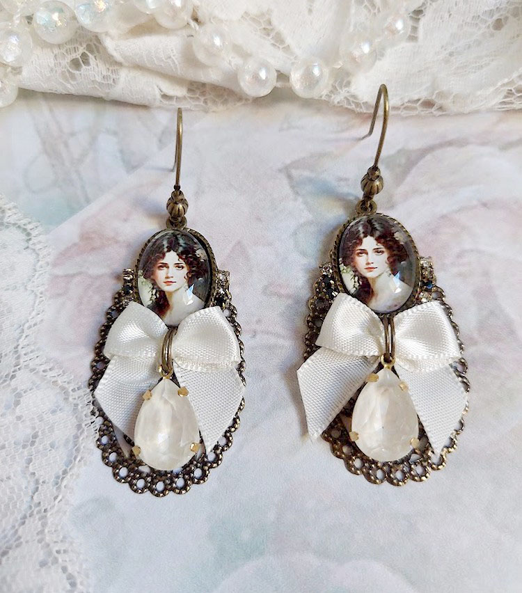 Boucles d'oreilles pendantes style Shabby Chic avec cabochons et cristaux.