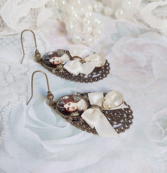 Boucles d'oreilles pendantes style shabby chic avec cabochons romantiques.
