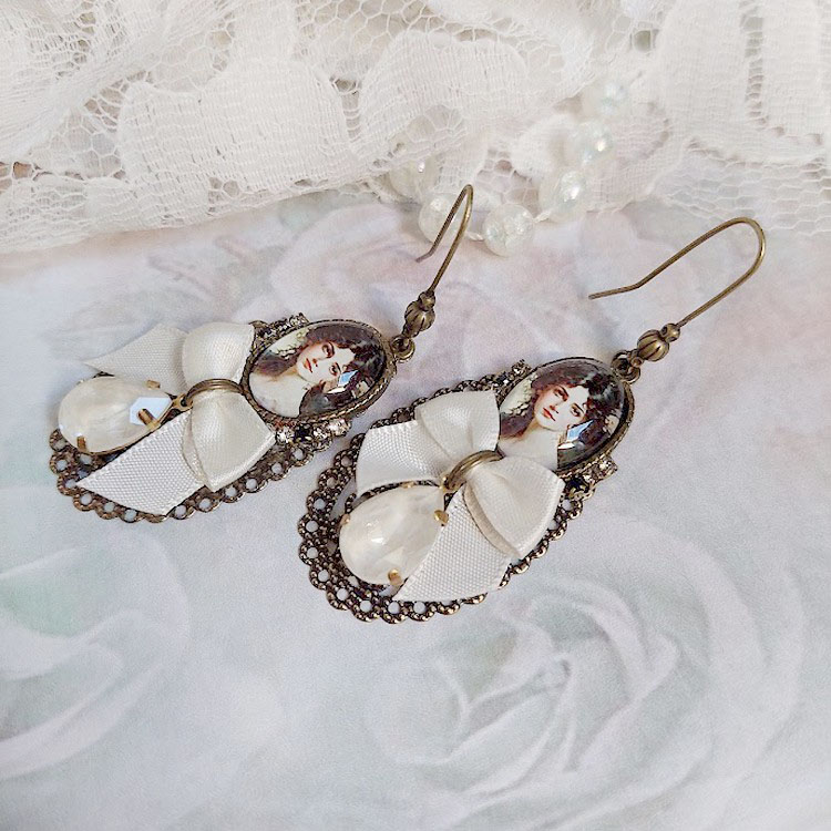 Boucles d'oreilles pendantes style shabby chic avec cabochons portraits.