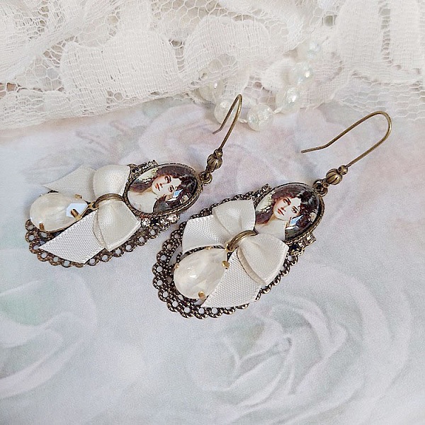 Boucles d'oreilles pendantes style shabby chic avec cabochons portraits.