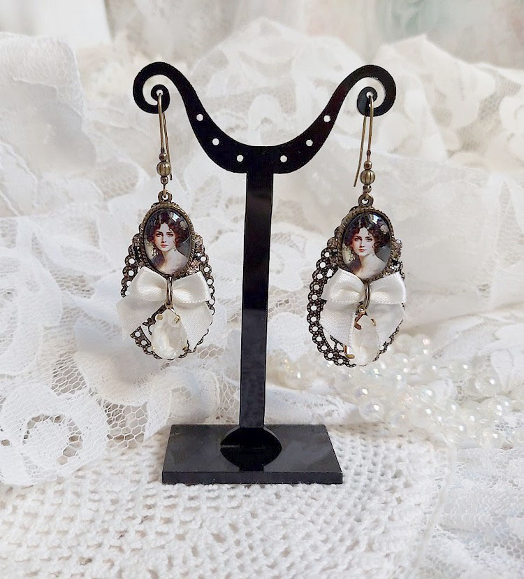 Boucles d'oreilles pendantes style Shabby Chic avec cabochons portraits.
