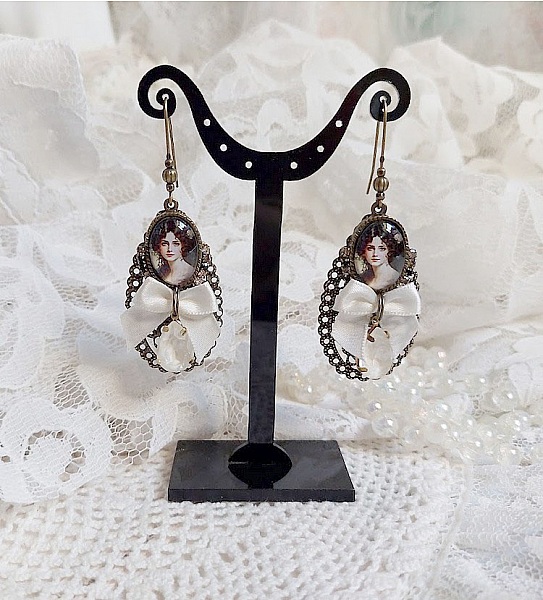 Boucles d'oreilles pendantes style Shabby Chic avec cabochons portraits.