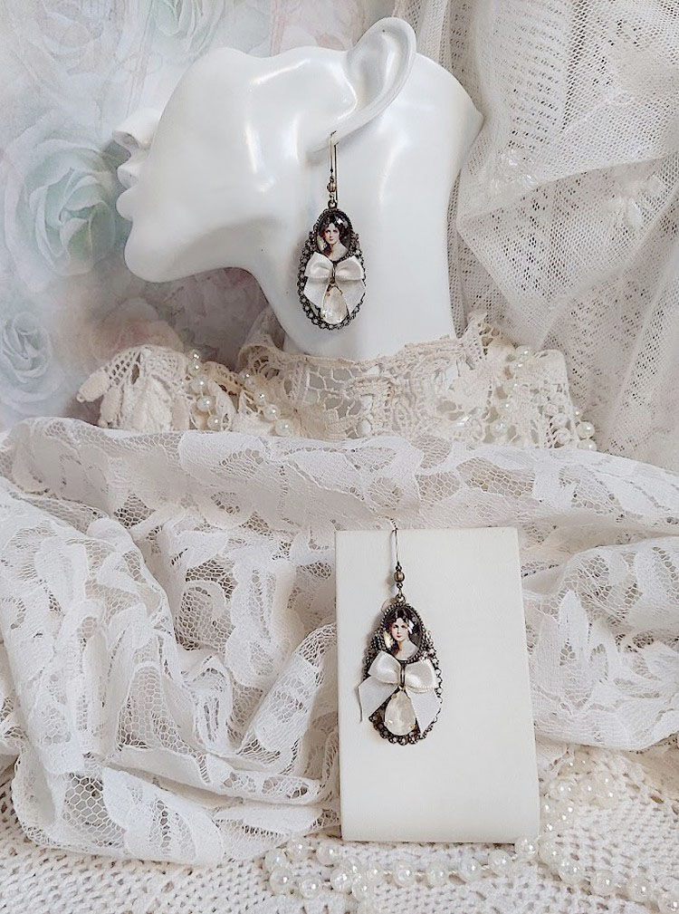 Boucles d'oreilles pendantes style shabby chic avec cabochons romantiques.