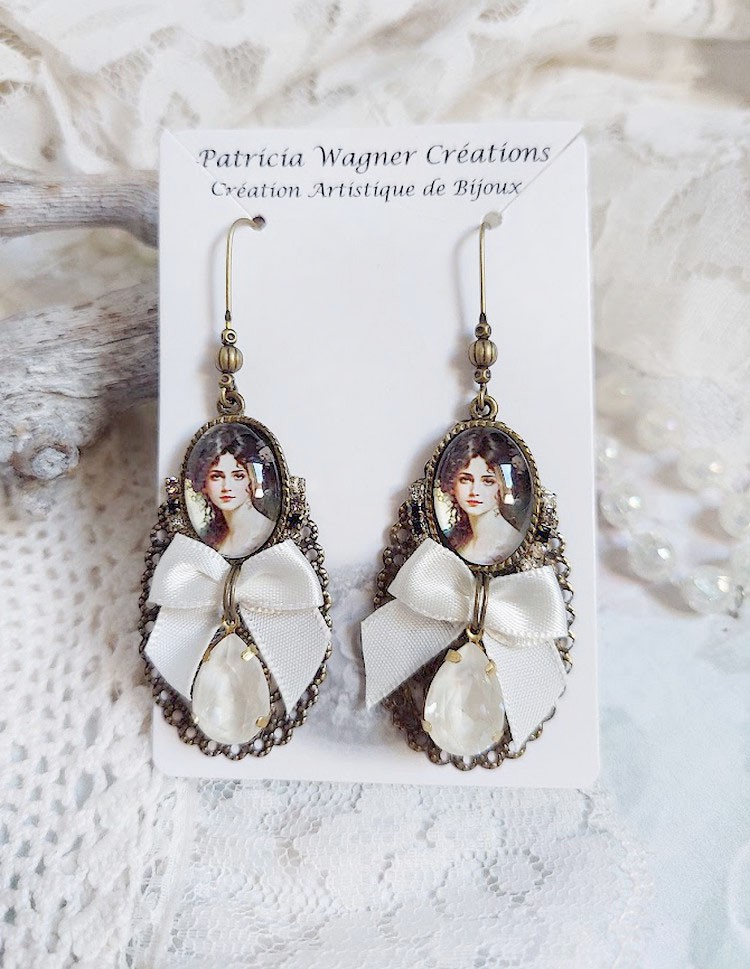 Boucles d'oreilles pendantes style Shabby Chic avec cabochons et nœuds.
