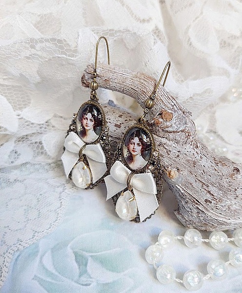 Boucles d'oreilles pendantes style shabby chic avec cabochons portraits.