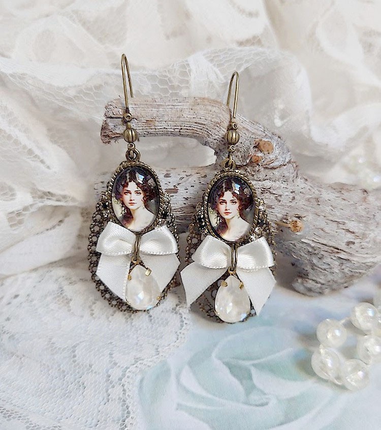 Boucles d'oreilles pendantes style Shabby Chic avec cabochons et cristaux.