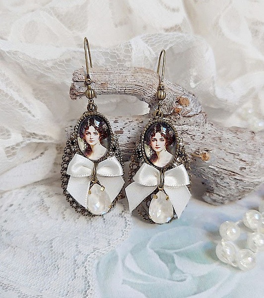 Boucles d'oreilles pendantes style Shabby Chic avec cabochons et cristaux.