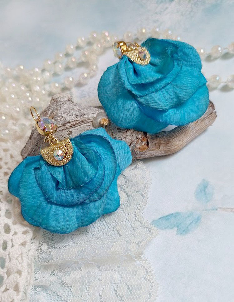 BO Charming Blue cr&eacute;&eacute;es avec p&eacute;tales de rose tissu, embouts demi-lunes et perles cristal Swarovski