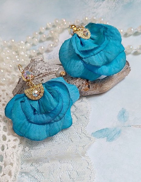 BO Charming Blue cr&eacute;&eacute;es avec p&eacute;tales de rose tissu, embouts demi-lunes et perles cristal Swarovski