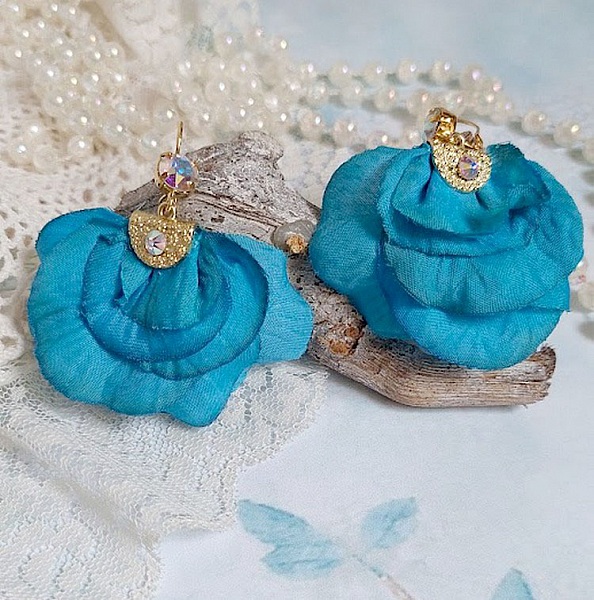BO Charming Blue cr&eacute;&eacute;es avec p&eacute;tales de rose tissu, embouts demi-lunes et perles cristal Swarovski