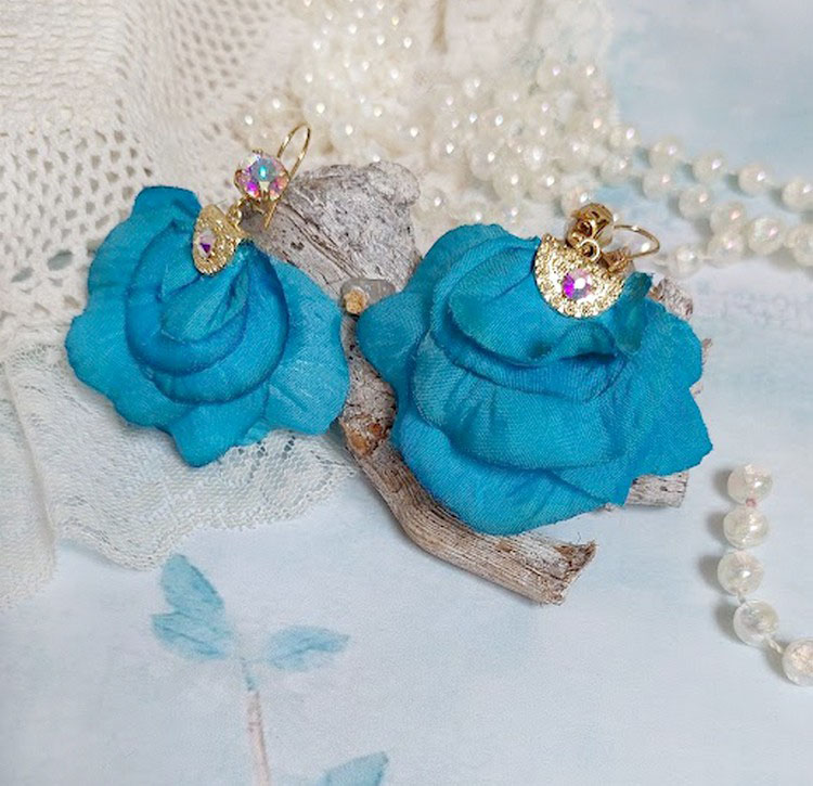BO Charming Blue cr&eacute;&eacute;es avec p&eacute;tales de rose tissu, embouts demi-lunes et perles cristal Swarovski