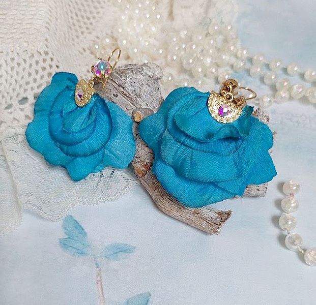 BO Charming Blue cr&eacute;&eacute;es avec p&eacute;tales de rose tissu, embouts demi-lunes et perles cristal Swarovski