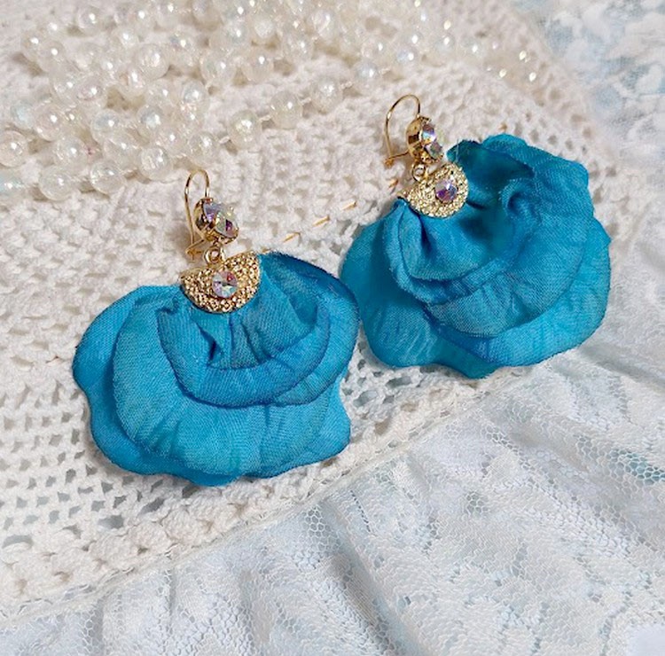 BO Charming Blue cr&eacute;&eacute;es avec p&eacute;tales de rose tissu, embouts demi-lunes et perles cristal Swarovski