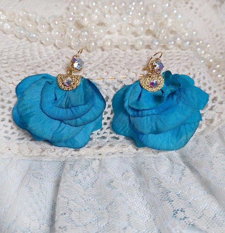 BO Charming Blue cr&eacute;&eacute;es avec p&eacute;tales de rose tissu, embouts demi-lunes et perles cristal Swarovski