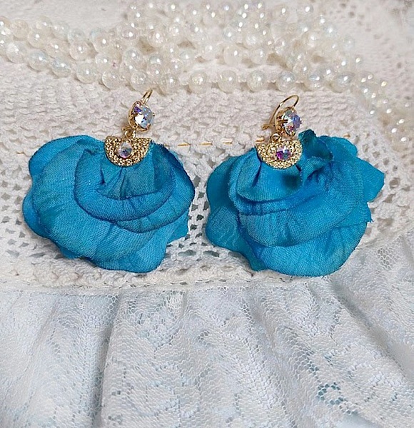 BO Charming Blue cr&eacute;&eacute;es avec p&eacute;tales de rose tissu, embouts demi-lunes et perles cristal Swarovski