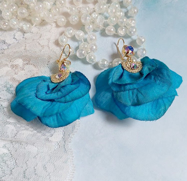 BO Charming Blue cr&eacute;&eacute;es avec p&eacute;tales de rose tissu, embouts demi-lunes et perles cristal Swarovski