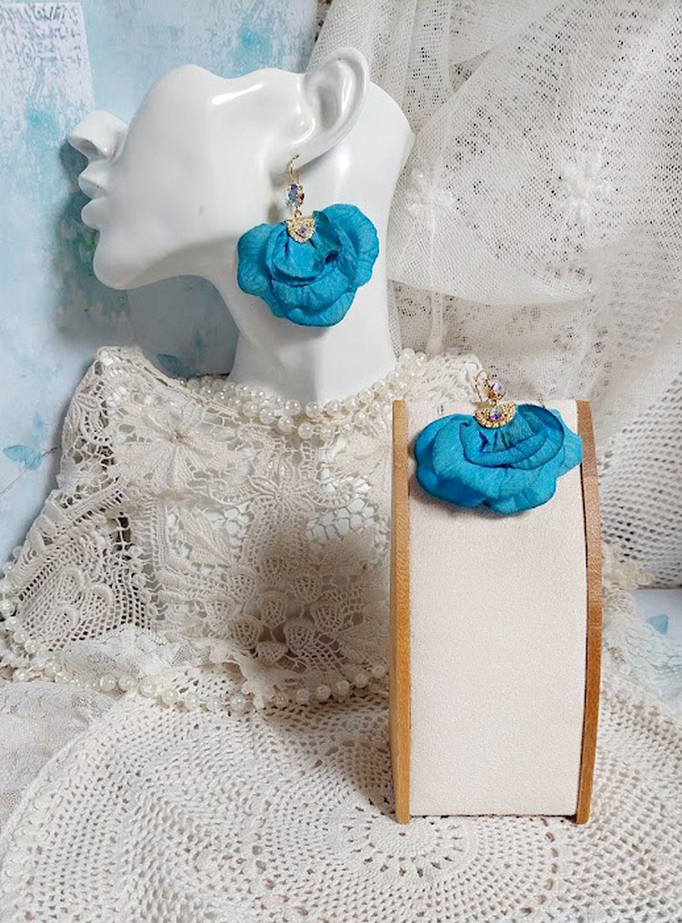 BO Charming Blue cr&eacute;&eacute;es avec p&eacute;tales de rose tissu, embouts demi-lunes et perles cristal Swarovski