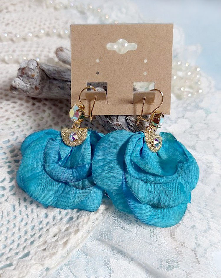 BO Charming Blue cr&eacute;&eacute;es avec p&eacute;tales de rose tissu, embouts demi-lunes et perles cristal Swarovski