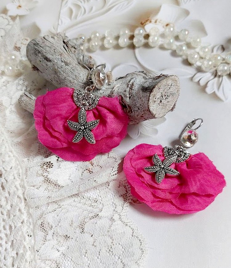 BO Charming Fuchsia cr&eacute;&eacute;es avec perles Swarovski, p&eacute;tales de roses en tissu et dormeuses laitons