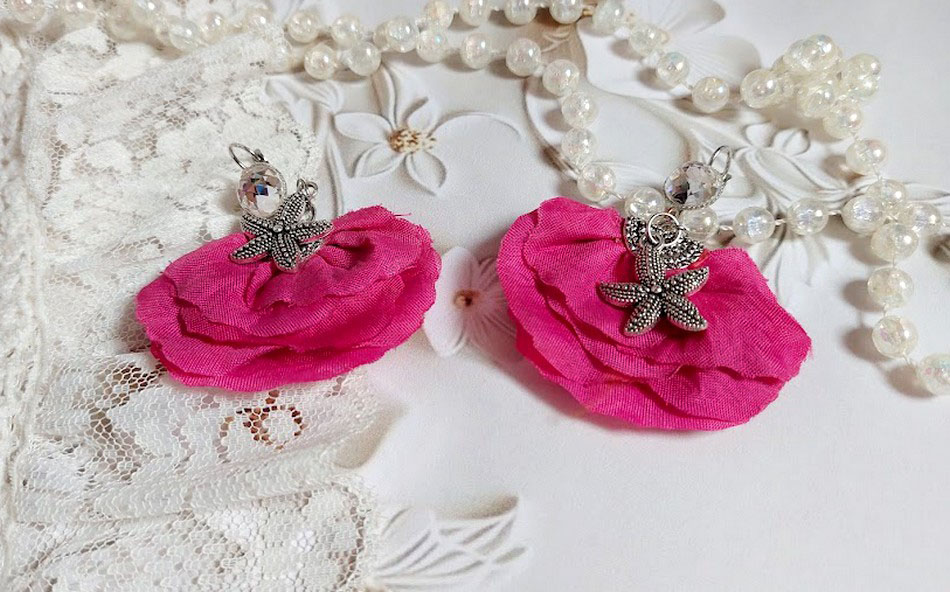 BO Charming Fuchsia cr&eacute;&eacute;es avec perles Swarovski, p&eacute;tales de roses en tissu et dormeuses laitons