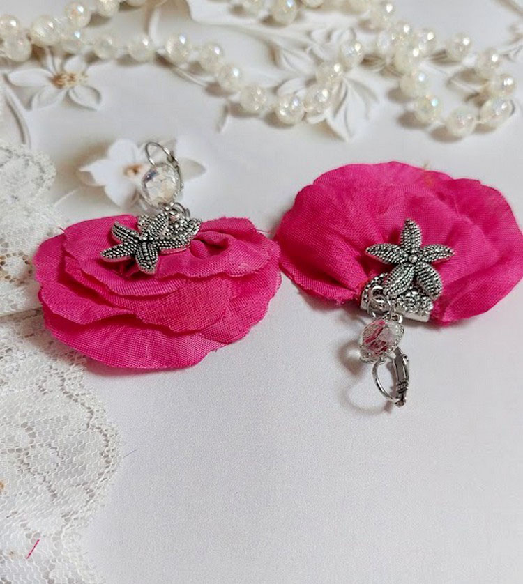 BO Charming Fuchsia cr&eacute;&eacute;es avec perles Swarovski, p&eacute;tales de roses en tissu et dormeuses laitons