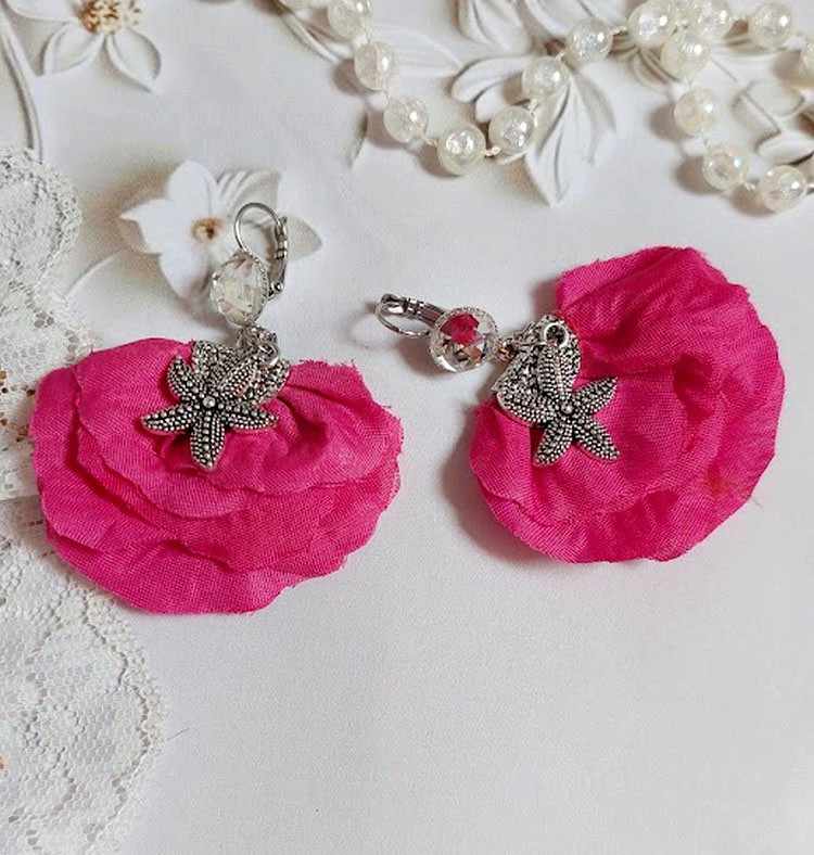 BO Charming Fuchsia cr&eacute;&eacute;es avec perles Swarovski, p&eacute;tales de roses en tissu et dormeuses laitons