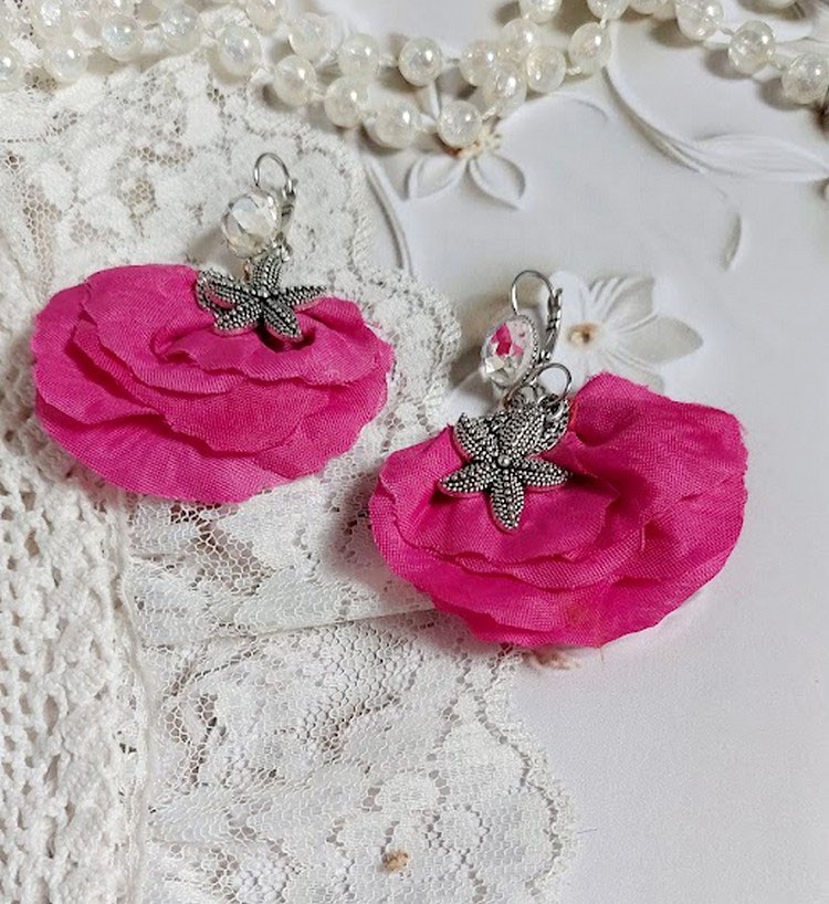 BO Charming Fuchsia cr&eacute;&eacute;es avec perles Swarovski, p&eacute;tales de roses en tissu et dormeuses laitons