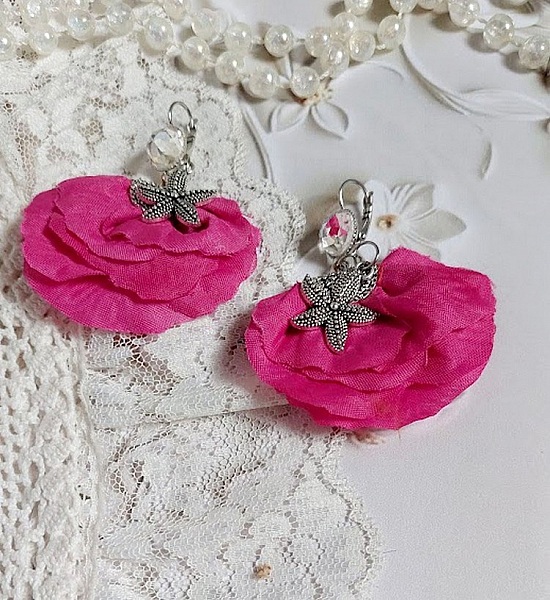 BO Charming Fuchsia cr&eacute;&eacute;es avec perles Swarovski, p&eacute;tales de roses en tissu et dormeuses laitons
