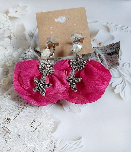 BO Charming Fuchsia cr&eacute;&eacute;es avec perles Swarovski, p&eacute;tales de roses en tissu et dormeuses laitons