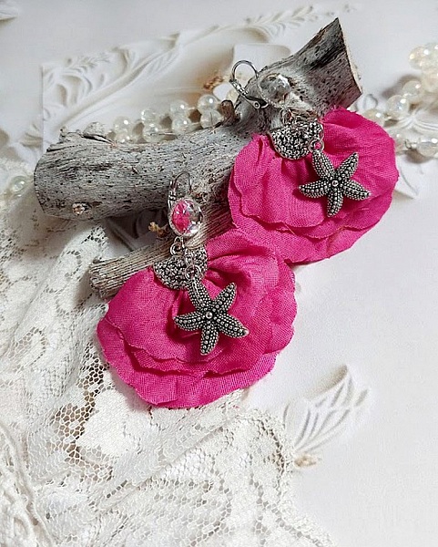 BO Charming Fuchsia cr&eacute;&eacute;es avec perles Swarovski, p&eacute;tales de roses en tissu et dormeuses laitons