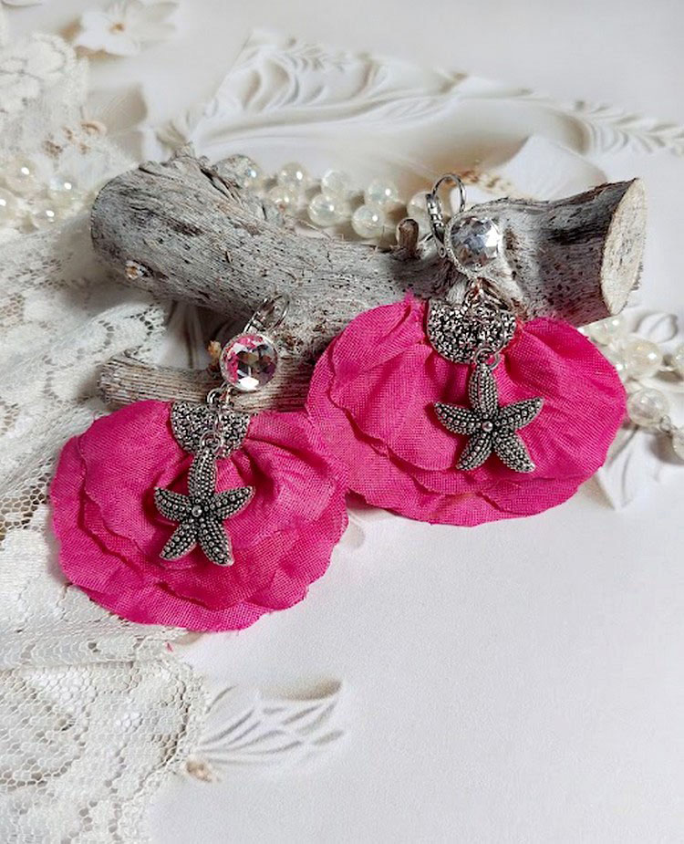 BO Charming Fuchsia cr&eacute;&eacute;es avec perles Swarovski, p&eacute;tales de roses en tissu et dormeuses laitons