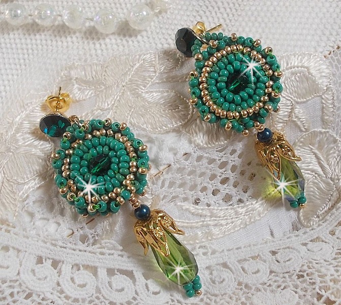 BO Charnelle brod&eacute;es avec des perles rondes et cabochons de Swarovski, des gouttes facett&eacute;es et des rocailles