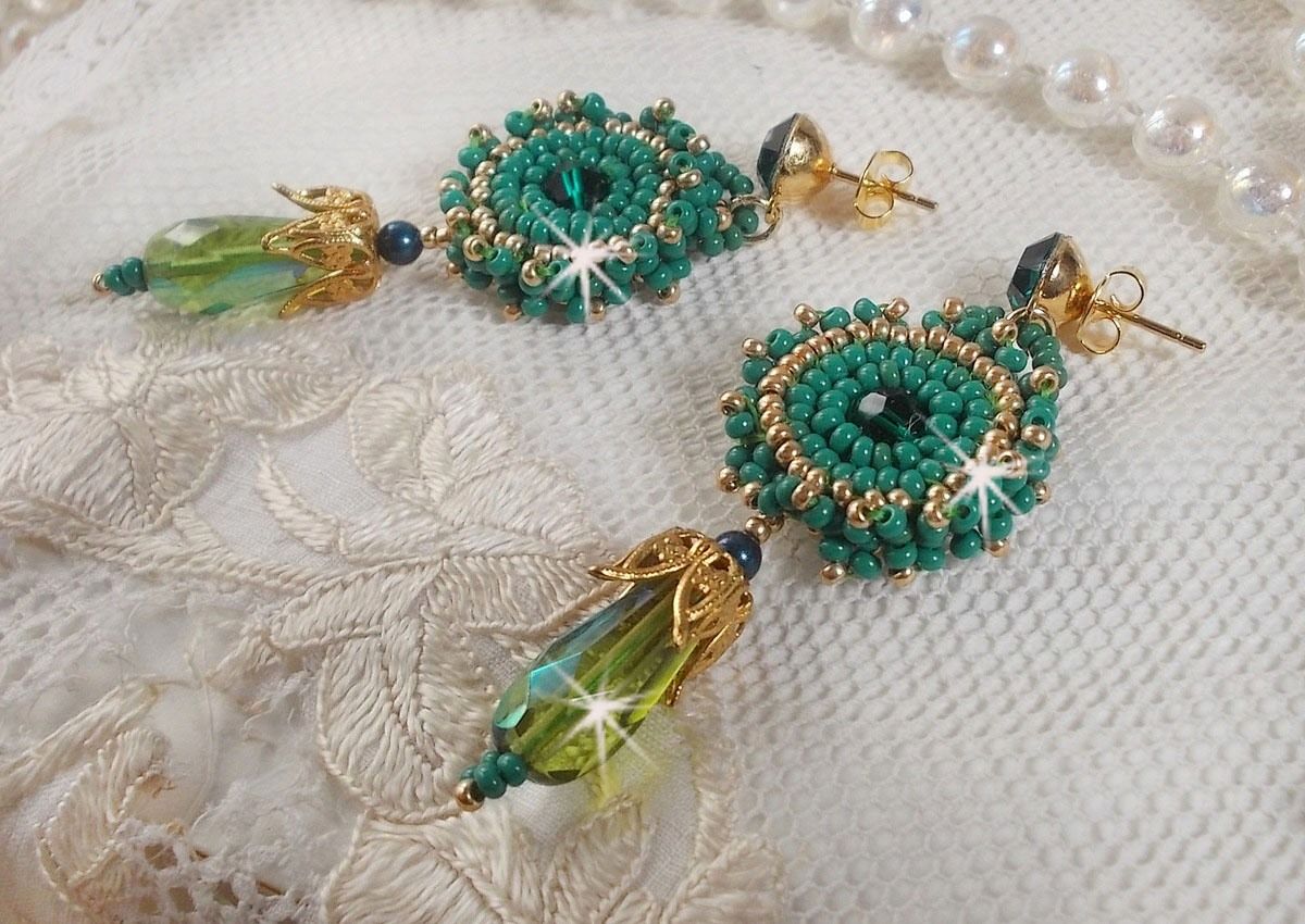 BO Charnelle brod&eacute;es avec des perles rondes et cabochons de Swarovski, des gouttes facett&eacute;es et des rocailles