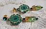 BO Charnelle brod&eacute;es avec des perles rondes et cabochons de Swarovski, des gouttes facett&eacute;es et des rocailles