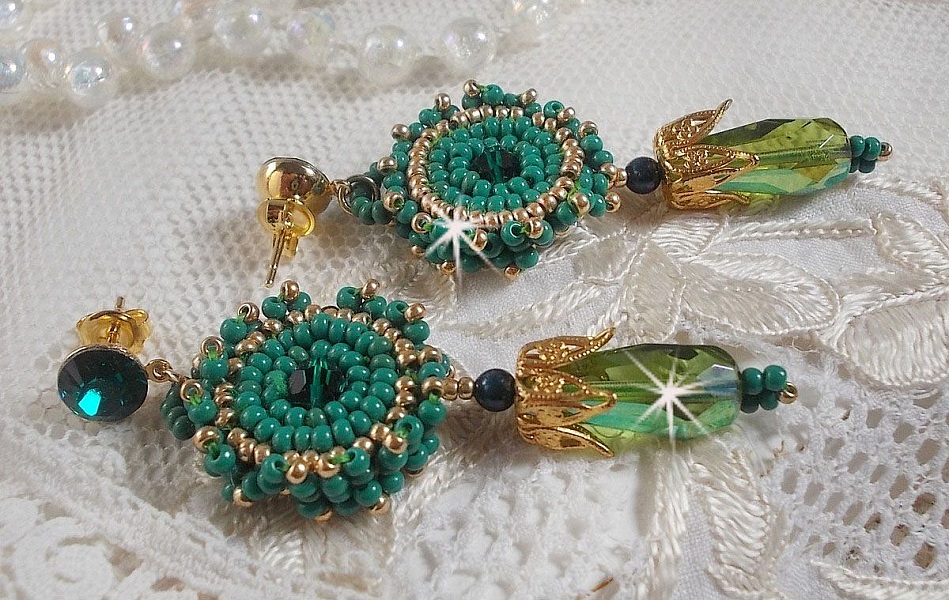 BO Charnelle brod&eacute;es avec des perles rondes et cabochons de Swarovski, des gouttes facett&eacute;es et des rocailles