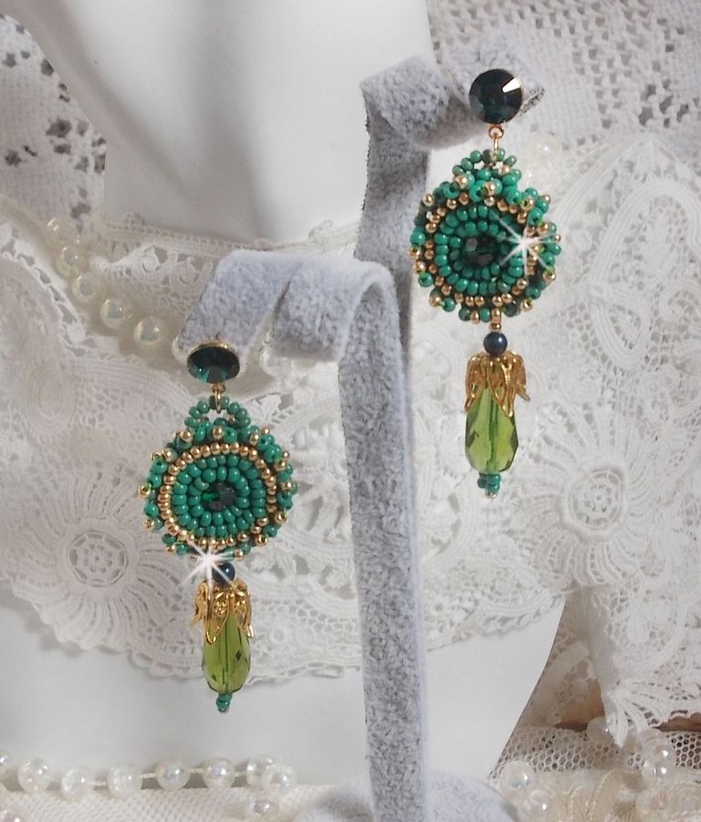 BO Charnelle brod&eacute;es avec des perles rondes et cabochons de Swarovski, des gouttes facett&eacute;es et des rocailles