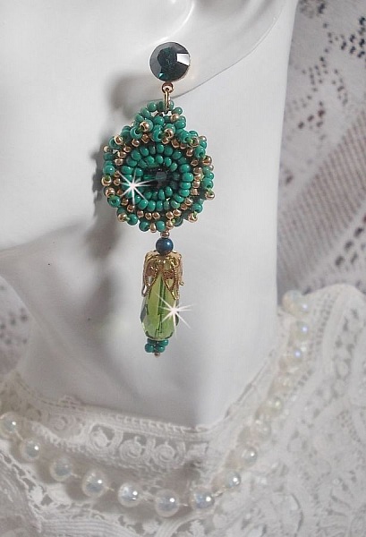 BO Charnelle brod&eacute;es avec des perles rondes et cabochons de Swarovski, des gouttes facett&eacute;es et des rocailles